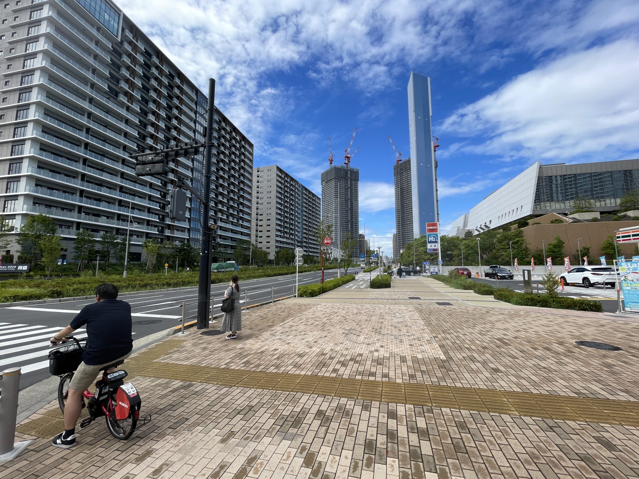 晴海フラッグ セブンイレブン晴海店側の歩道①（はるみライフプラス）