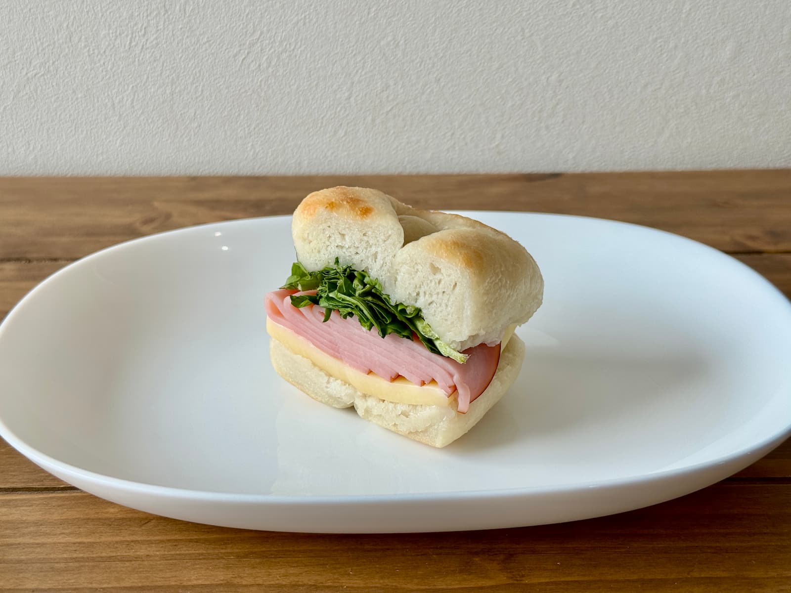 晴海フラッグ ベーグル店TANUKI APPETIZING ハムとゴーダのベーグルサンド（はるみライフ＋）