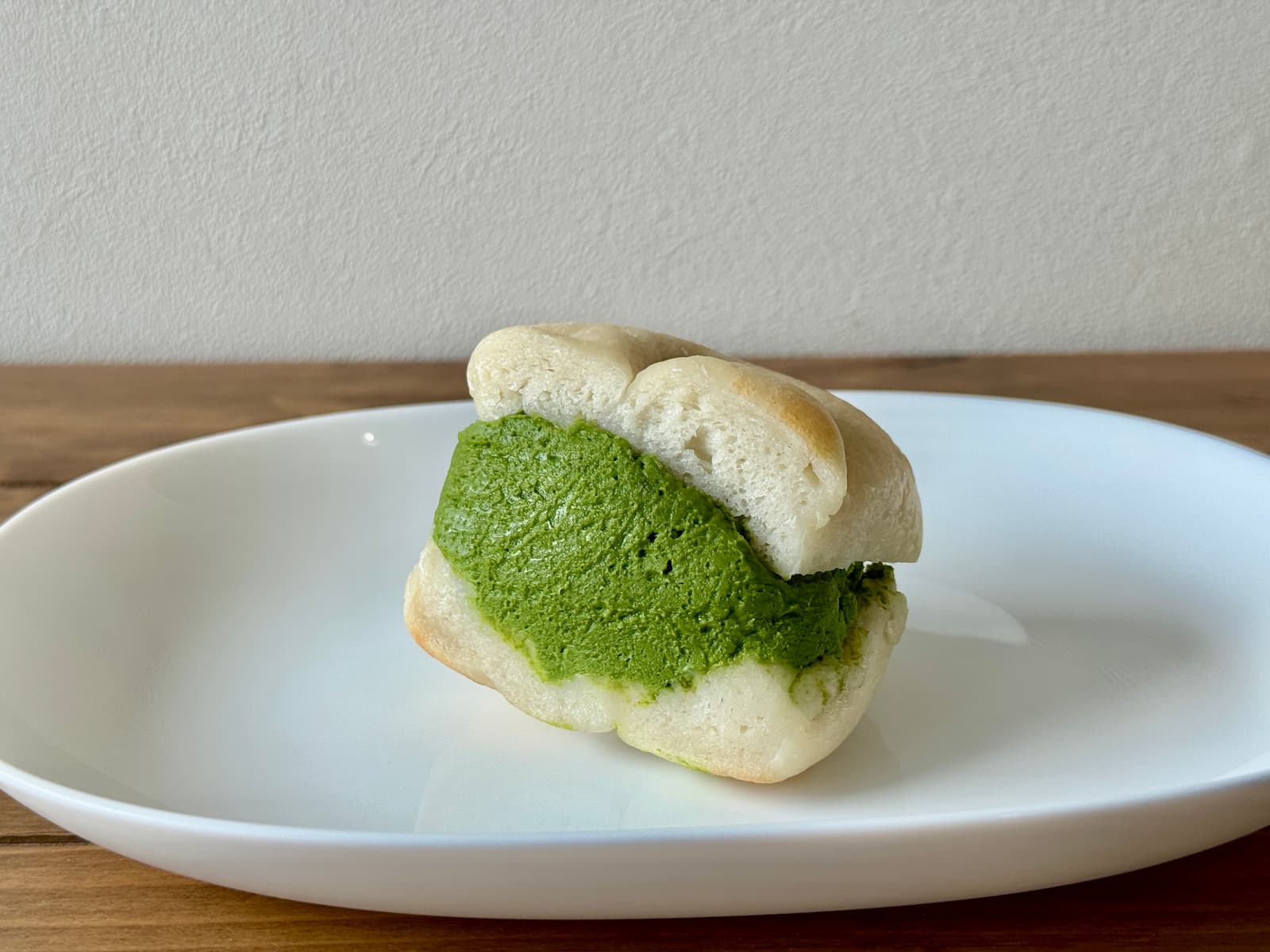 晴海フラッグ ベーグル店TANUKI APPETIZING 抹茶白あんクリームのベーグルサンド（はるみライフ＋）