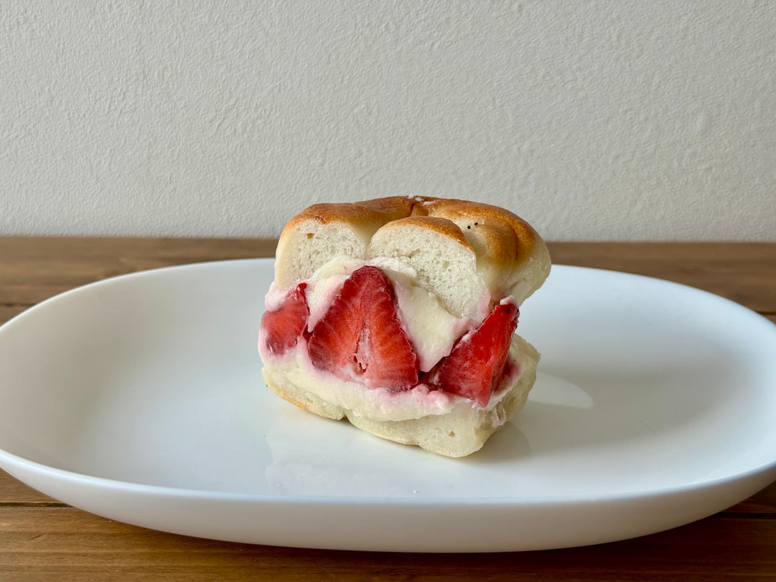 晴海フラッグ ベーグル店TANUKI APPETIZING 白あんクリームと苺のベーグルサンド（はるみライフ＋）