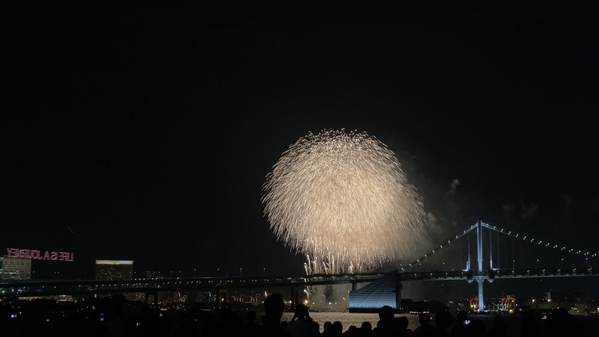  晴海フラッグ-晴海から見えるSTAR-ISLANDの花火とドローンショー（はるみライフプラス）