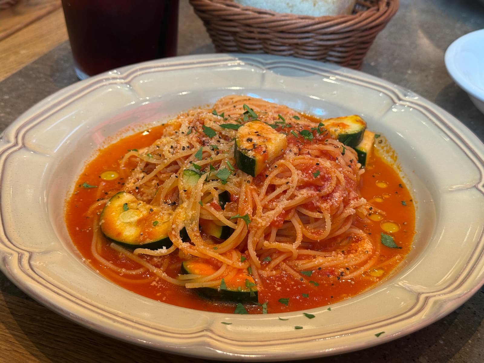 晴海フラッグ 「CENTRALE（セントラーレ）」のメイン料理「夏野菜のトマトソースパスタ」（はるみライフプラス）