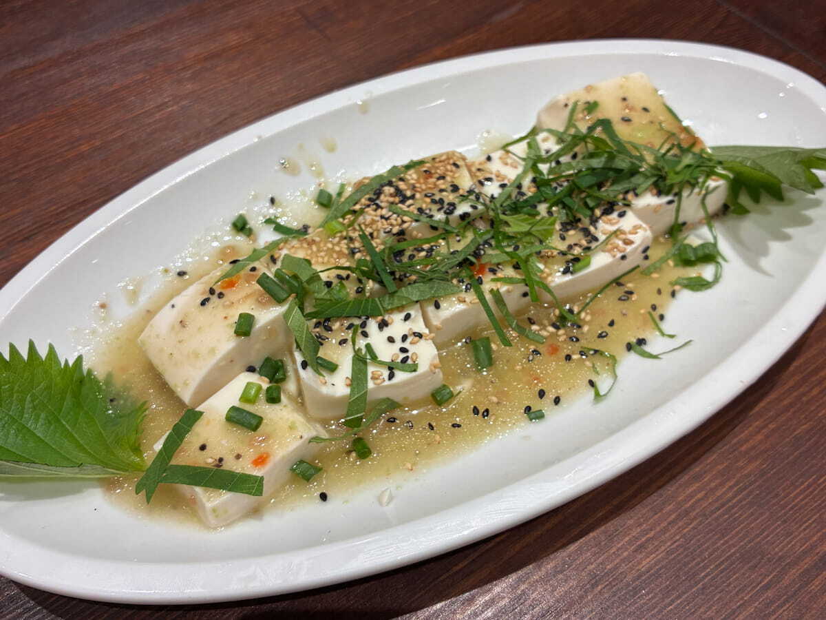 晴海フラッグ グラス晴海店のスパイス豆腐サラダ（はるみライフプラス）