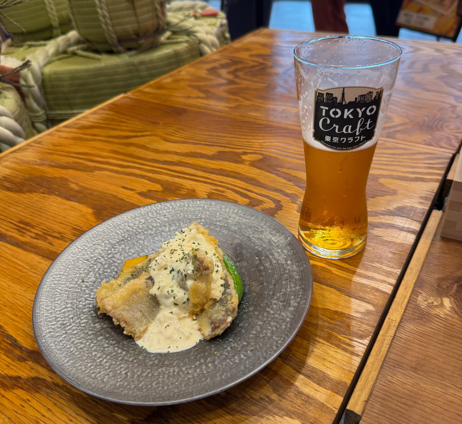 晴海フラッグ 先客万来「米三角」のビールと海鮮天ぷら （はるみライフ＋）