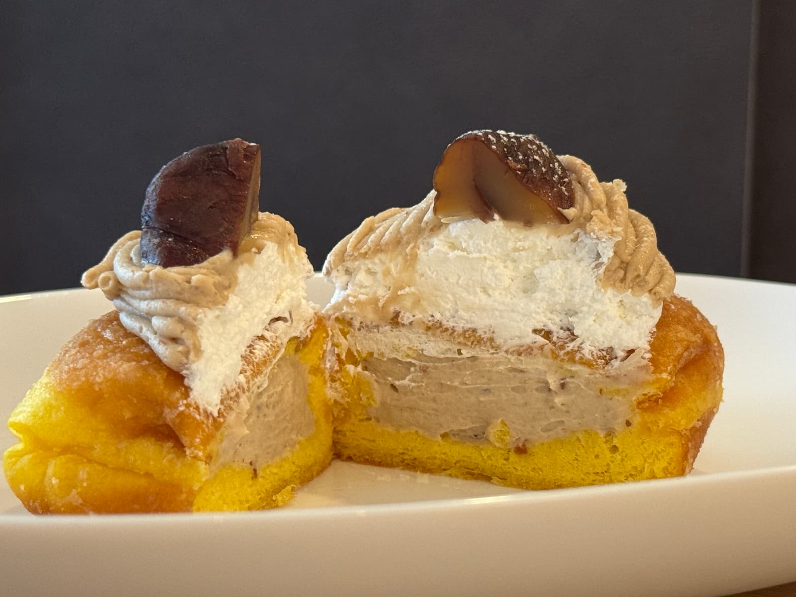 晴海フラッグ TRUFFLE DONUT Mont blane（和栗のモンブラン味）断面図（はるみライフプラス）
