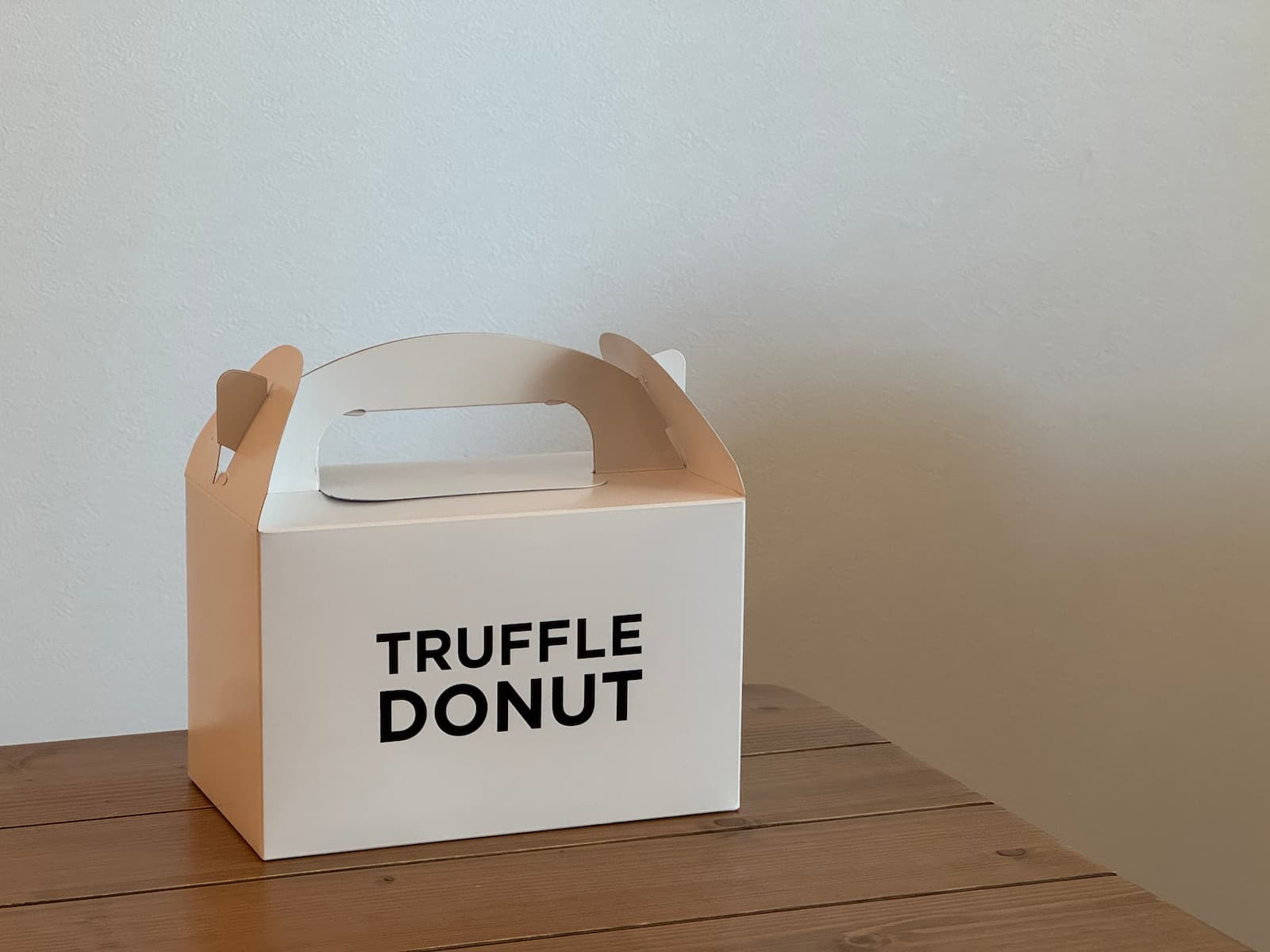晴海フラッグ TRUFFLE DONUTのお持ち帰り用の箱（はるみライフプラス）