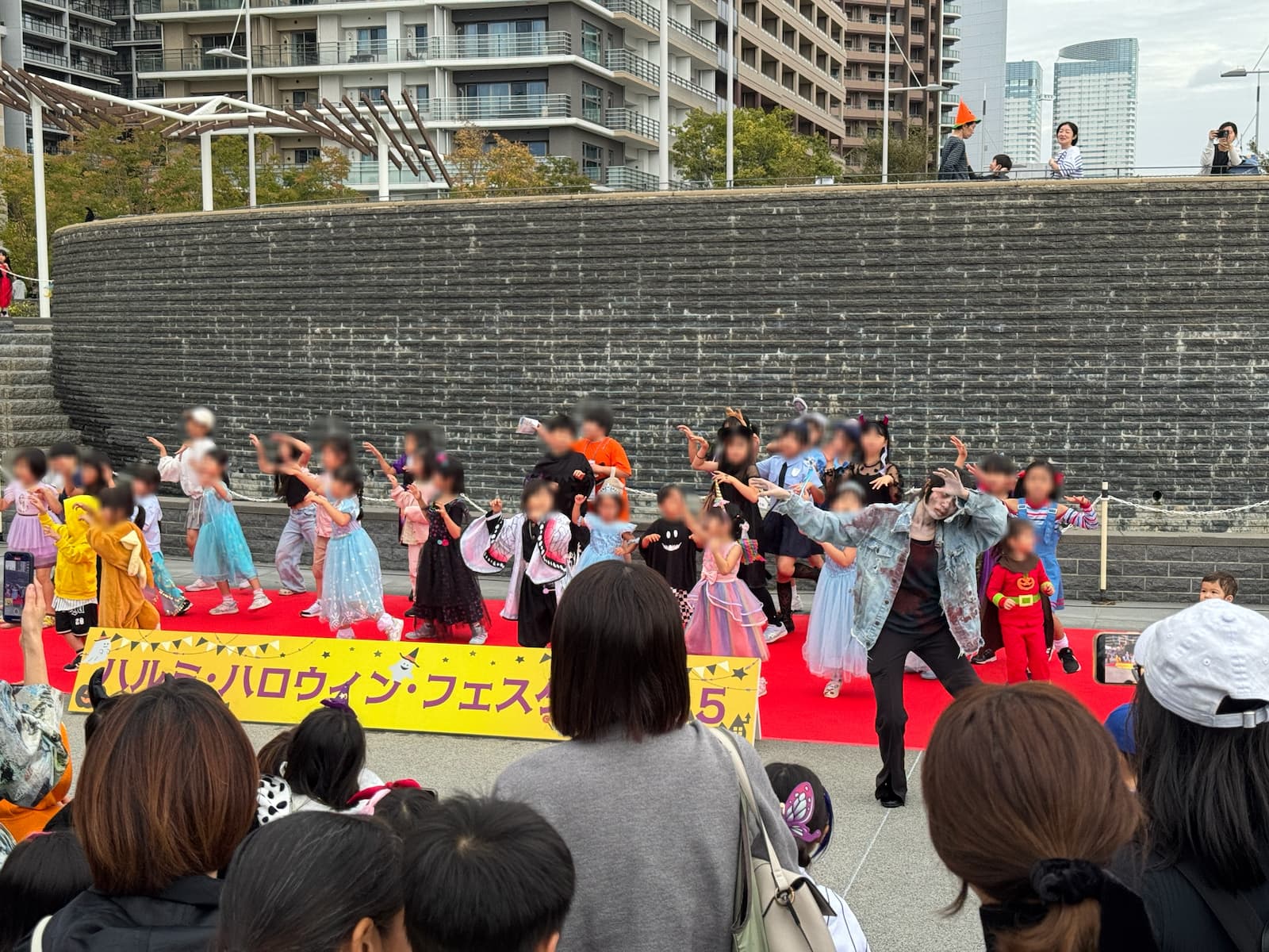 晴海フラッグ 「ハルフラハロウィン」ダンスステージの様子（はるみライフ＋）