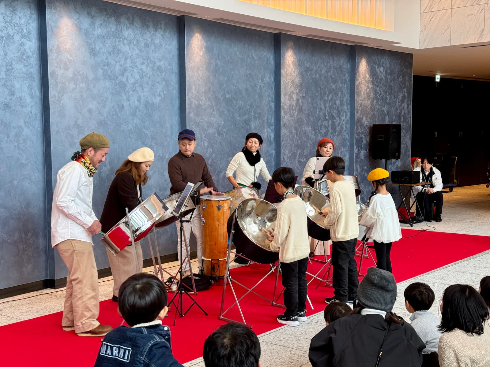 晴海フラッグ ハルフラクリスマスワンダーランド スティールパンのパフォーマンス（はるみライフプラス）