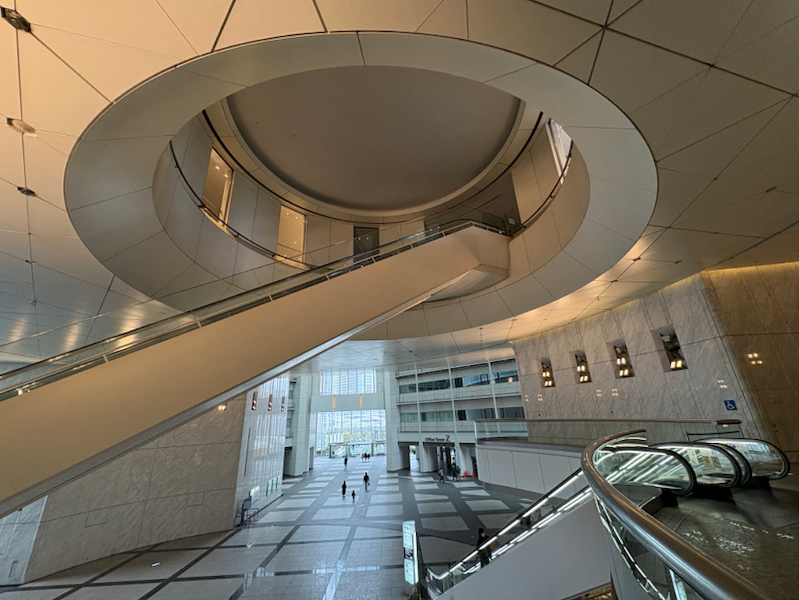 晴海フラッグ 晴海トリトンスクエア内第一生命ホールの正面エントランス（はるみライフ＋）