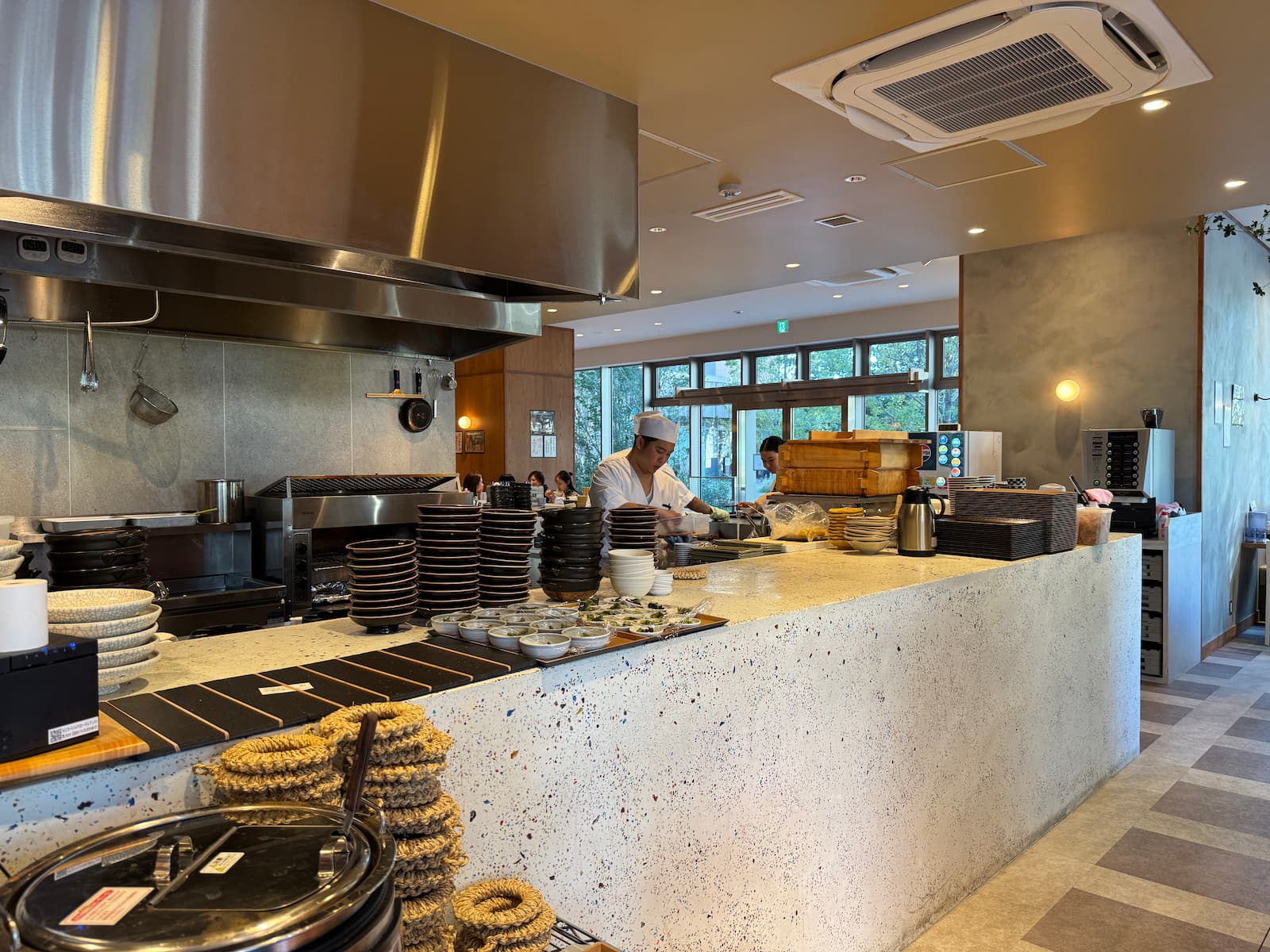 晴海フラッグ 魚金大食堂の厨房の様子（はるみライフ＋）