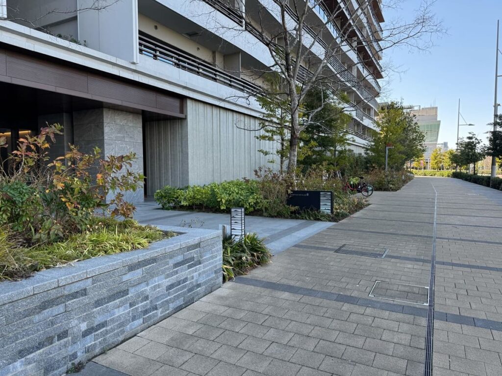 サンヴィレッジのB棟のエントランス（はるみライフプラス）