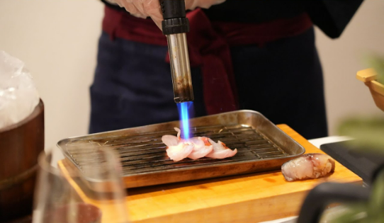 晴海フラッグ 「SUSHI WIZ」のライブキッチン 燻製パフォーマンス①（はるみライフ＋）