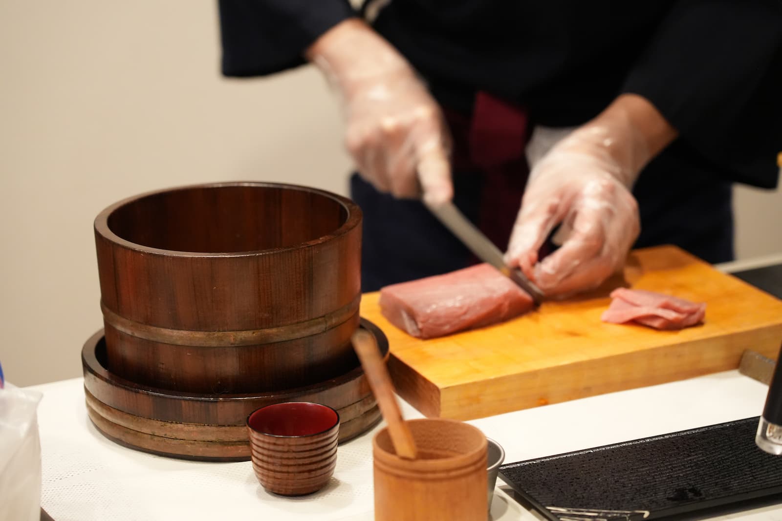 晴海フラッグ 「SUSHI WIZ」のライブキッチンの様子（はるみライフ＋）