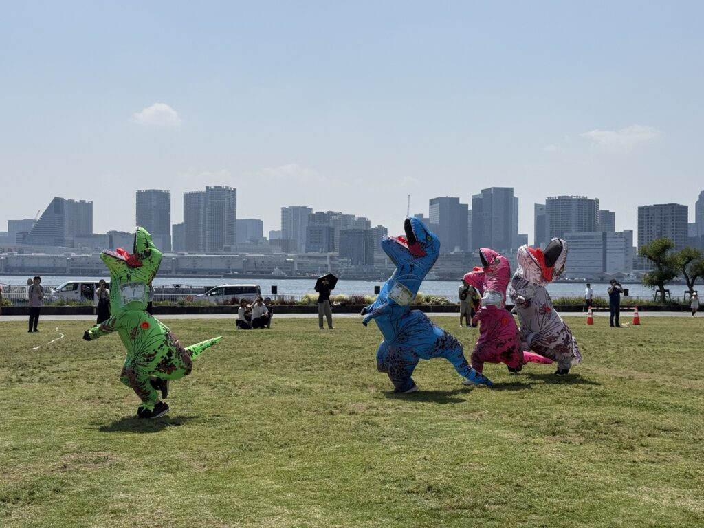 晴海ふ頭公園をティラノサウルスたちが大疾走！Wellness Life Summit（はるみライフプラス）