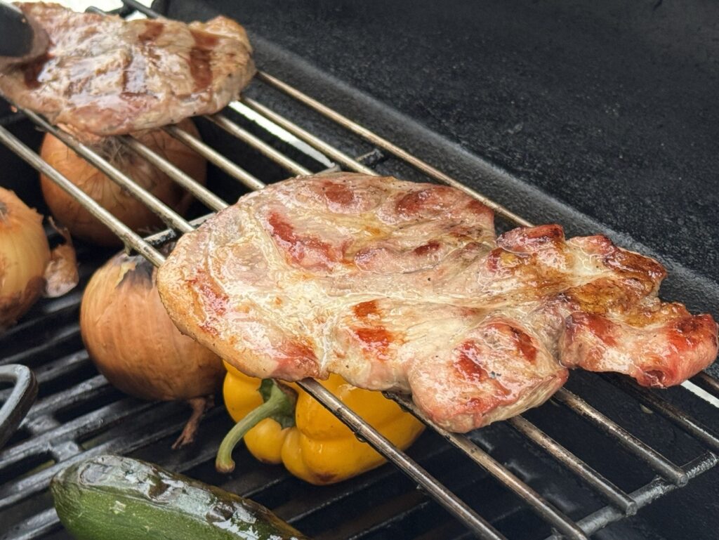 東京湾岸の景色を楽しみながらアメリカンBBQ！晴海ふ頭公園「O.GARDEN GRILL」グリルポーク（はるみライフプラス）