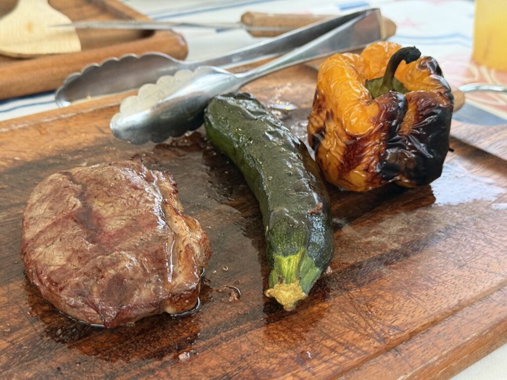 東京湾岸の景色を楽しみながらアメリカンBBQ！晴海ふ頭公園「O.GARDEN GRILL」ビーフと野菜（はるみライフプラス）