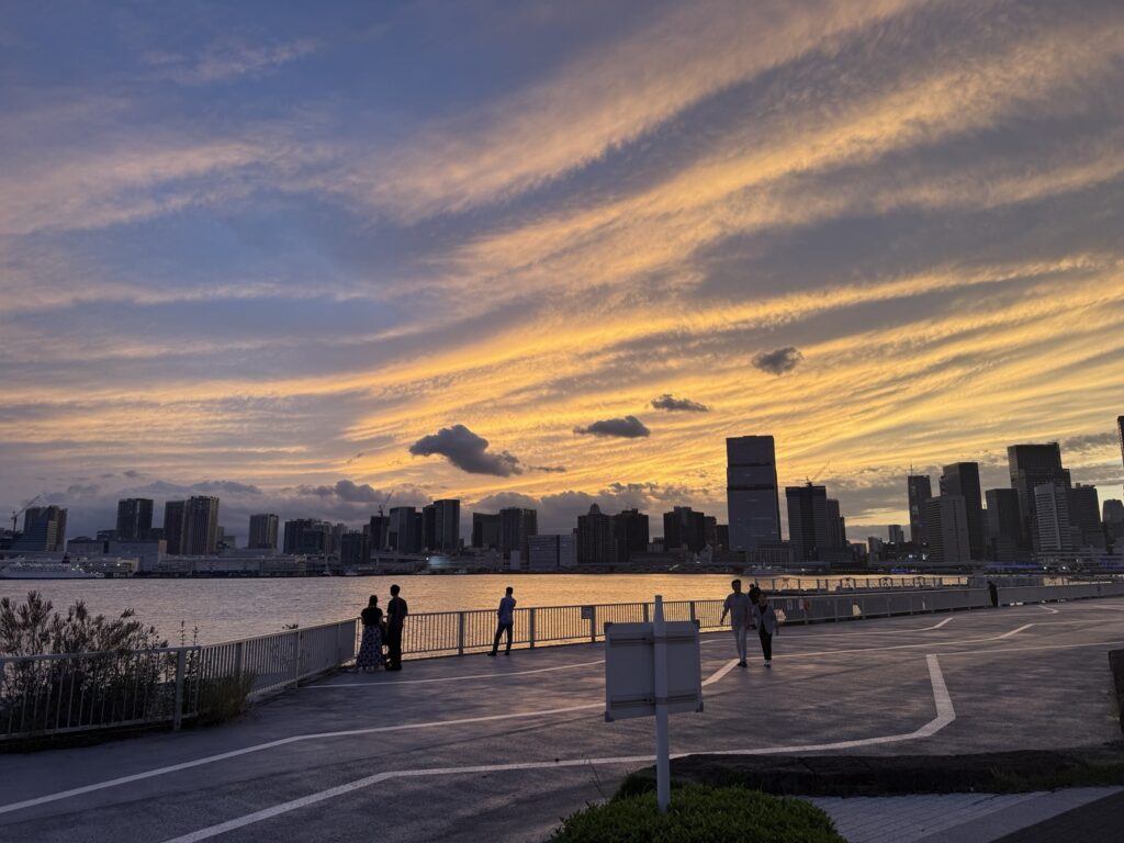 東京湾岸の景色を楽しみながらアメリカンBBQ！晴海ふ頭公園「O.GARDEN GRILL」夕焼け（はるみライフプラス）